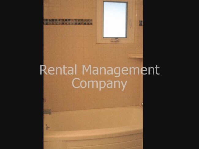 Foto del edificio - Coming soon! great home with sparkling poo...