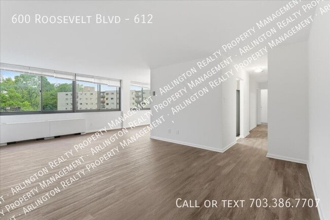 Foto del edificio - 600 Roosevelt Blvd