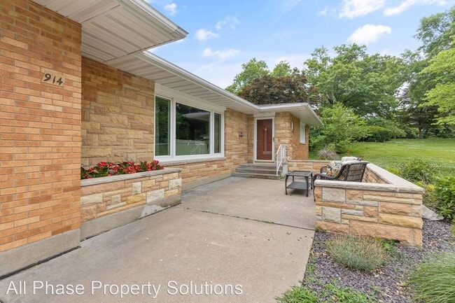 Building Photo - 914 Country Club Dr W
