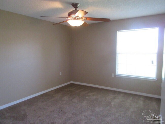 Foto del edificio - 301 Loveland Cir