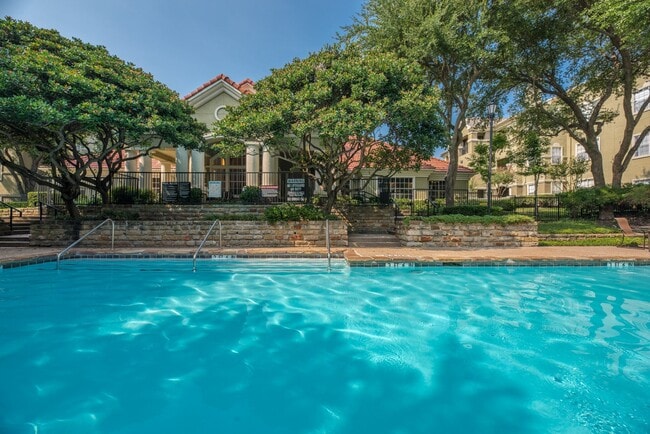 Sparkling Swimming Pool - 530 Buckingham
