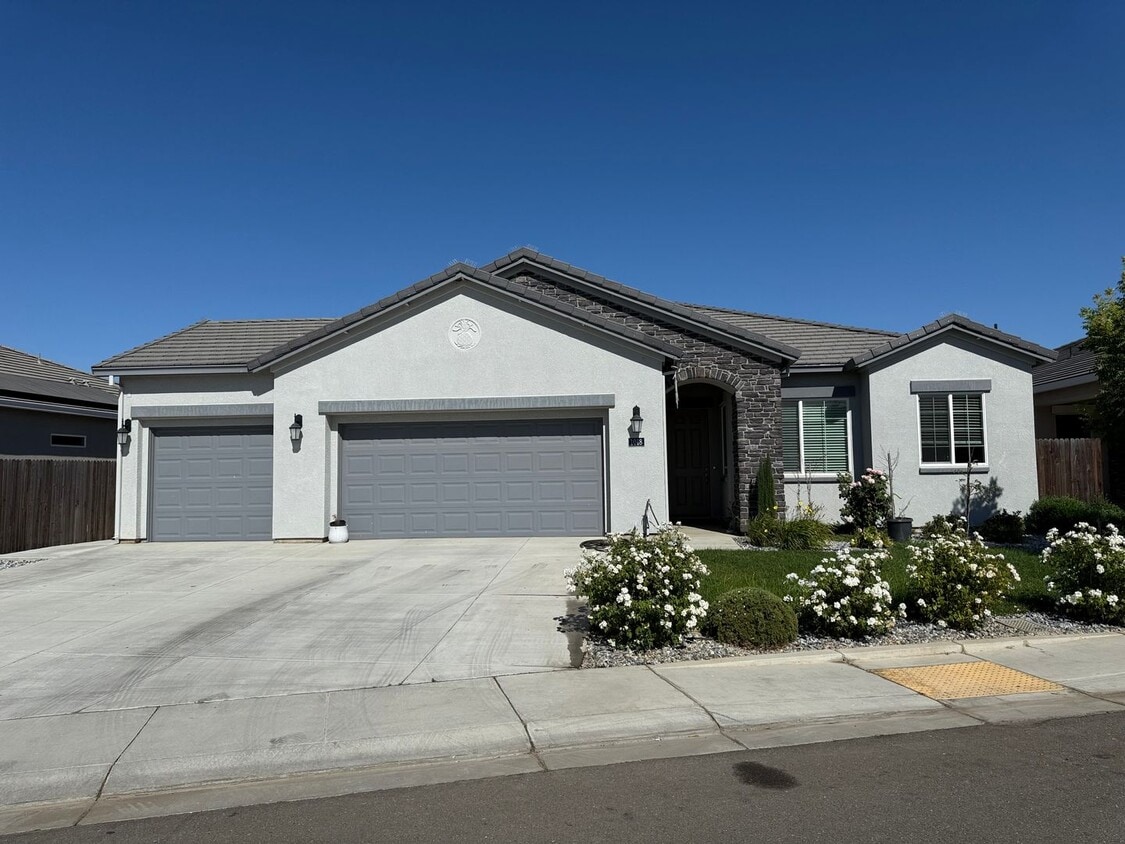 Foto principal - Upgraded single story home in Manteca!