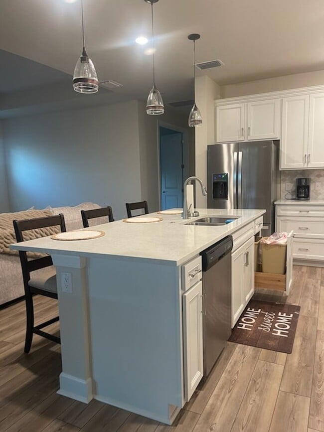 Building Photo - ** ONE MONTH FREE RENT FOR AN ANNUAL TENAN...