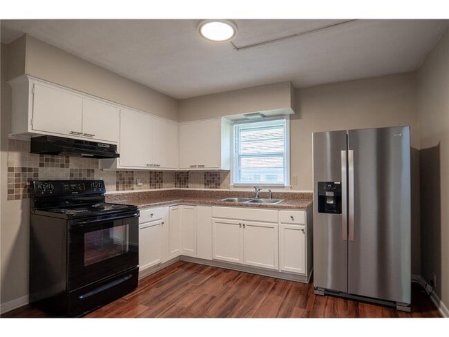 Building Photo - 608 7th Ave S