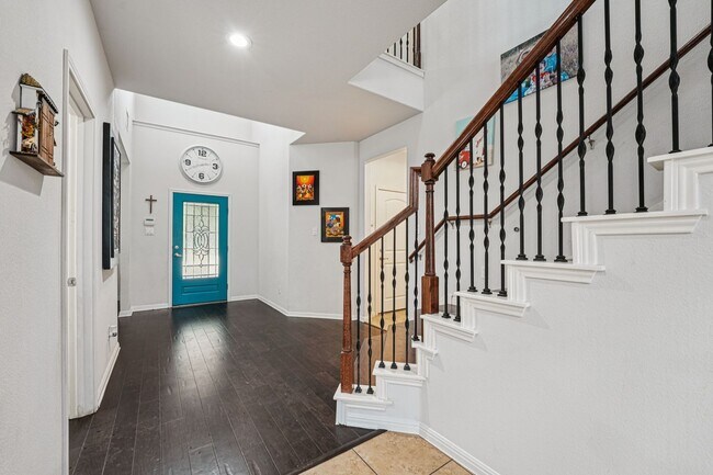 Foto del edificio - Massive 4 Bedroom, 2.5 Bathroom home in Blanco Vista - astro turfed front yard
