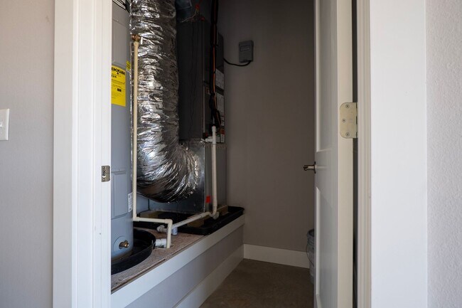 Building Photo - 3-bedroom, 2-bathroom home located in the beautiful Pea Ridge, A