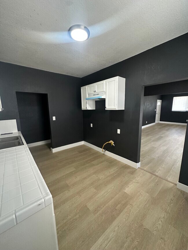 Photo - 248 E 54th, Los Angeles Apartment