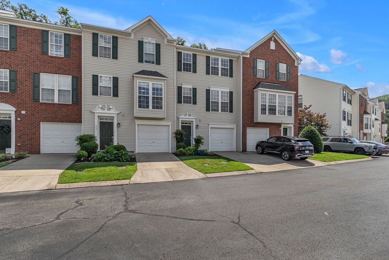 Foto principal - Spacious 2-Bedroom home in Prime West Nash...