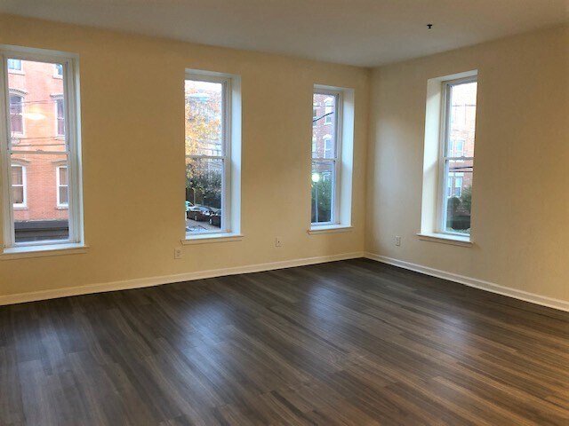 Primary Photo - 202 Warren St