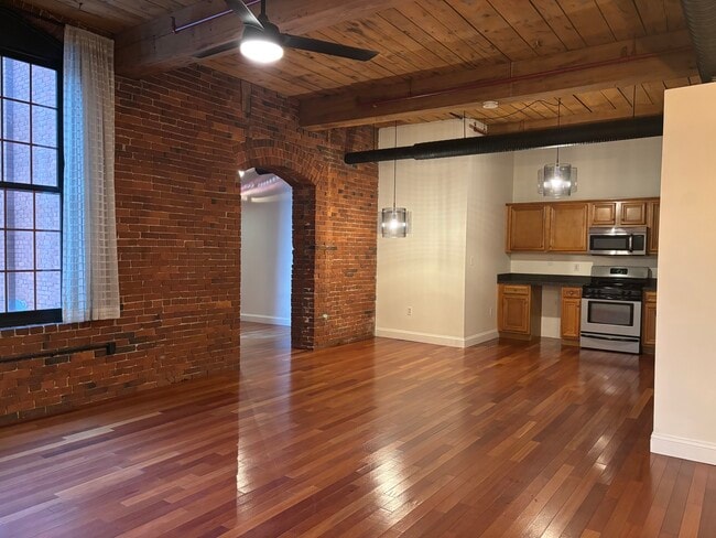 Building Photo - 471 Silver St