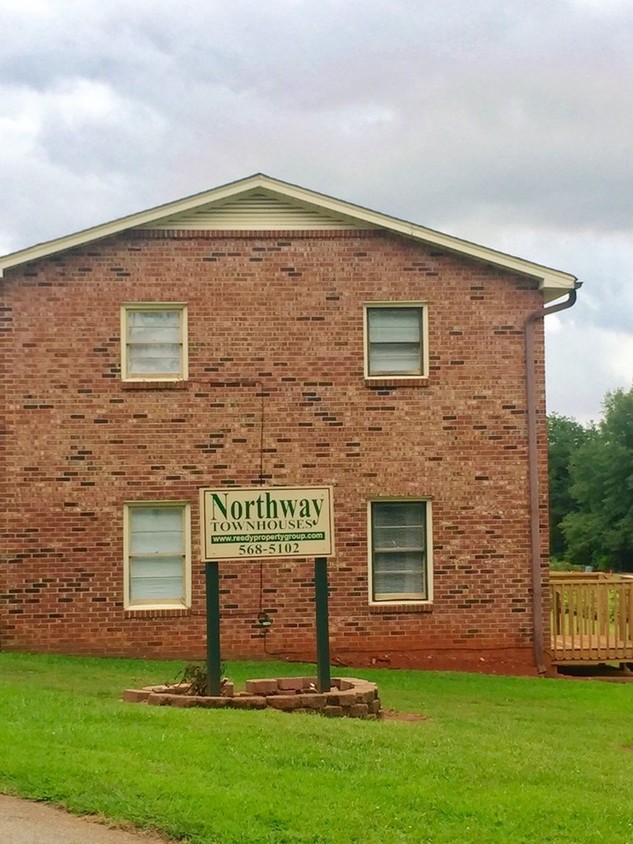 Primary Photo - 104 Northway Dr