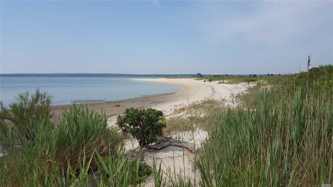 Foto del edificio - 669 Peconic Bay Blvd