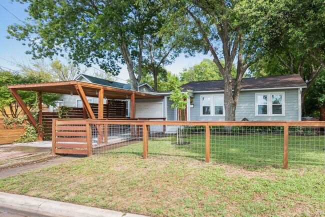 Building Photo - Available - Charming 3 bed / 2 bath home l...