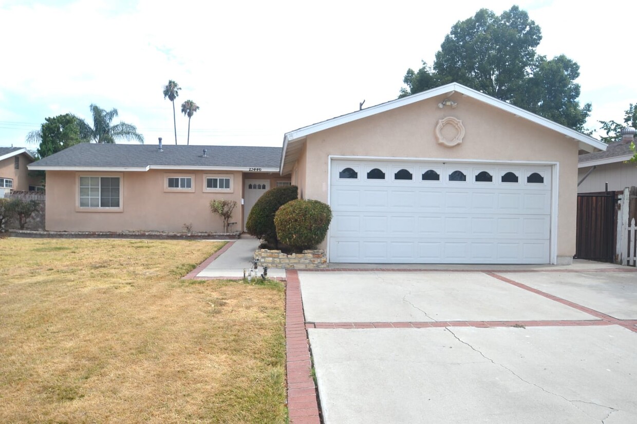 Foto principal - 23446 Hamlin St
