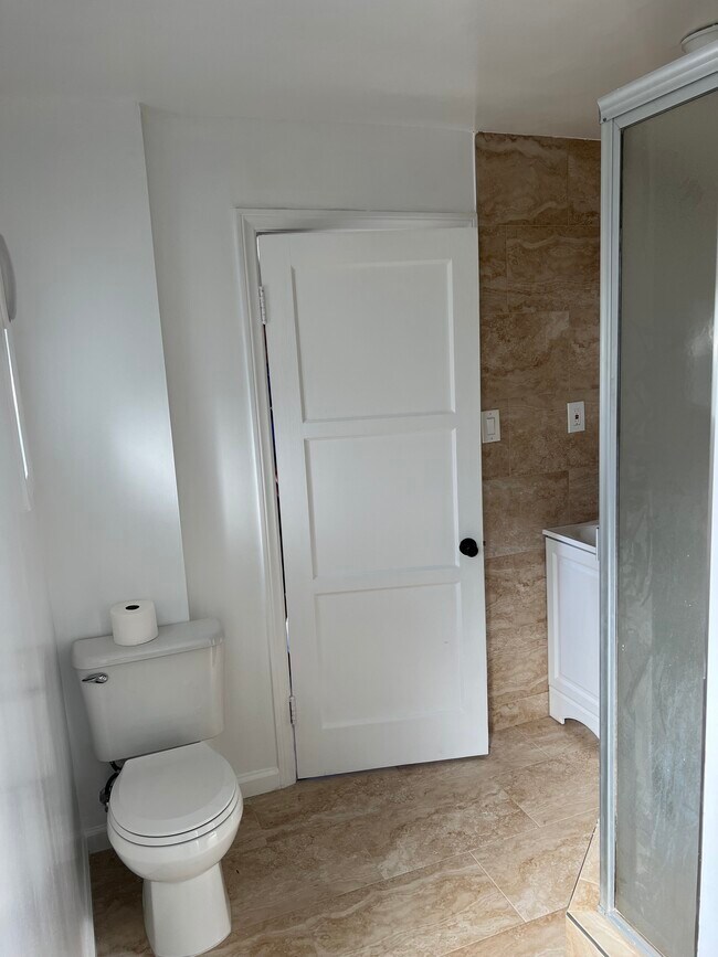 Baño de paso. - 1610 W 168th St