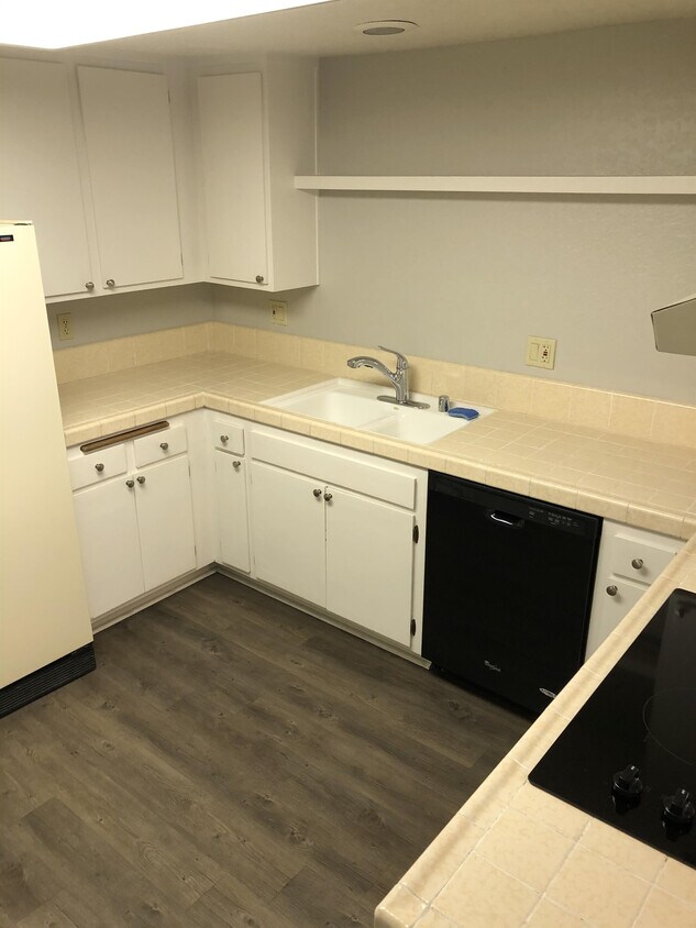 Foto principal - 2043 Village Ln