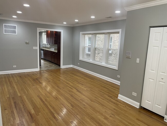 Building Photo - 6234 N Sacramento Ave