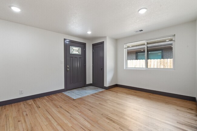 Foto del edificio - Meticulously updated charming unit in 4plex!
