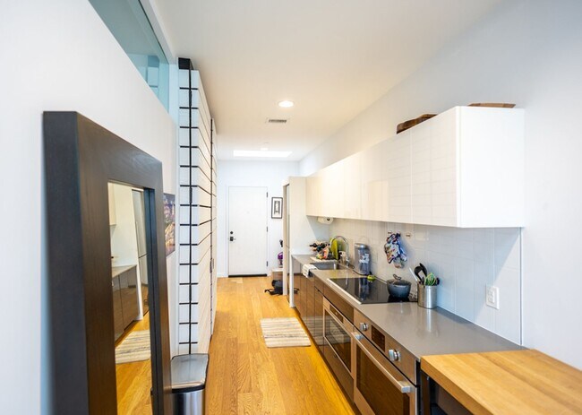Foto del edificio - Stunning 1 BR/1 BA Top-Floor Condo in Trux...