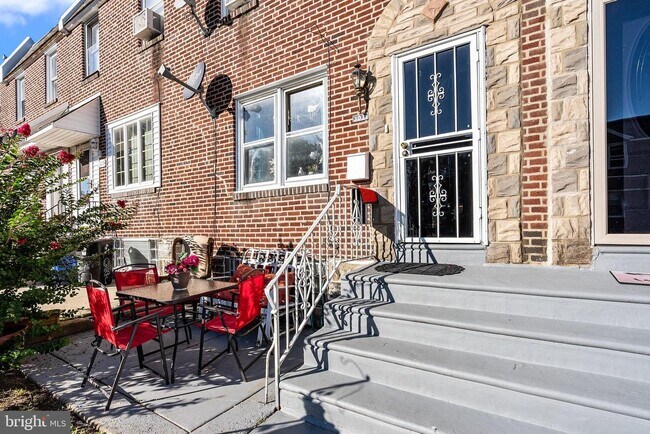 Building Photo - 3031 Hale St