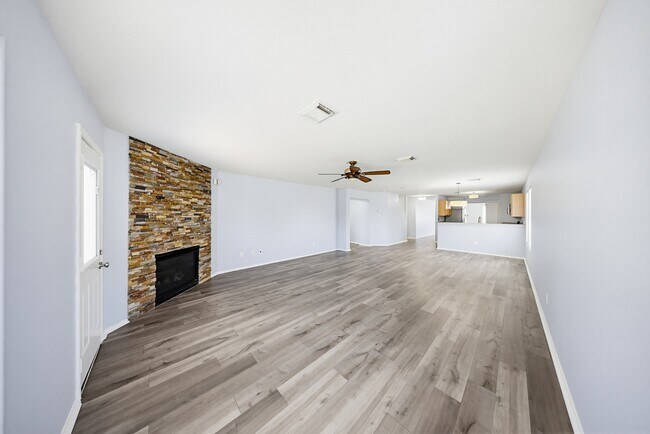 Foto del edificio - 627 Regal Hollow Ln