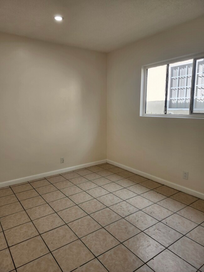 Building Photo - 1010 Garfield Ave