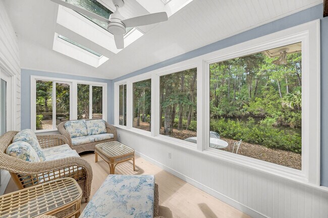 Building Photo - 2770 Old Forest Dr