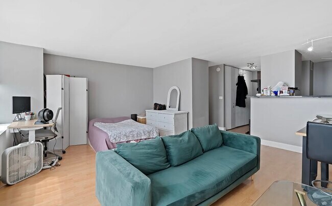Foto del edificio - 655 W Irving Park Rd