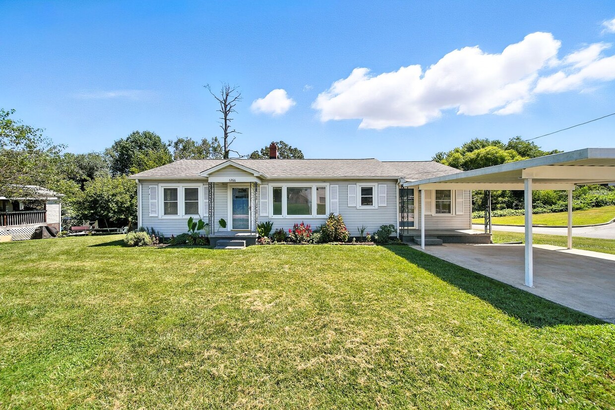 Charming 1950s 3 bed /2 bath Bungalow on S... - Charming 1950s 3 bed /2 bath Bungalow on S...