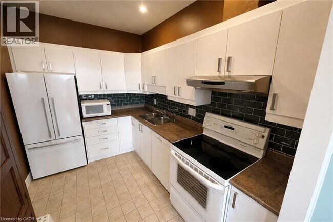 Building Photo - 5 Ogilvie St