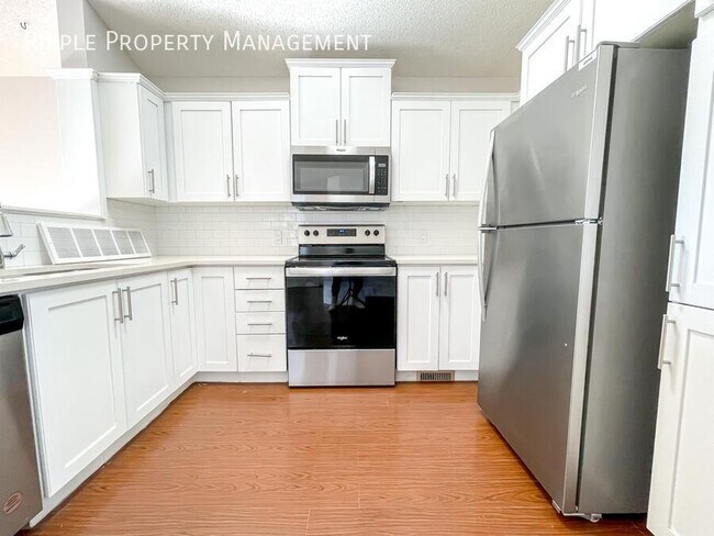 Photo du bâtiment - Modern 2 Beds, 1 Baths Main Floor/ Upper