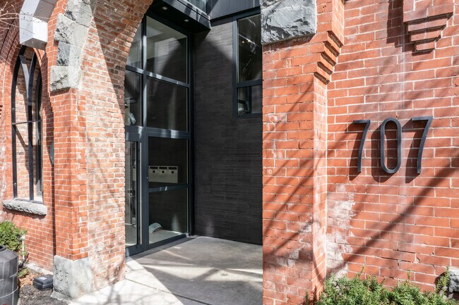 Entrada - 707 Willow Ave