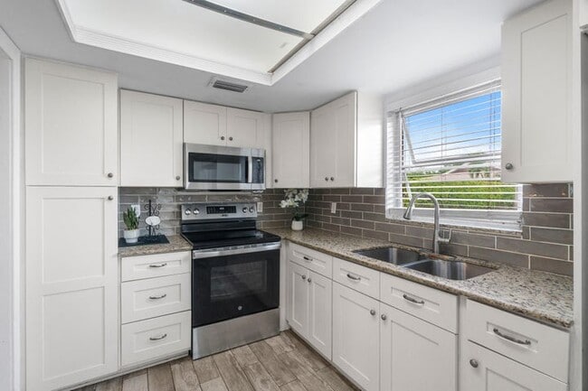 Building Photo - 410 NE 17th Ave