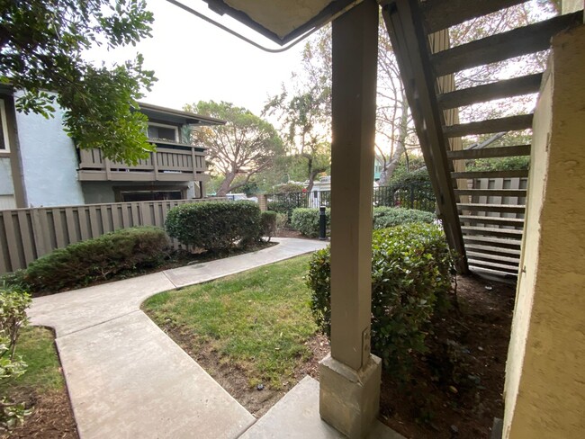 Building Photo - Torrance: 1 Bed 1 Bath Condo - 1 Carport S...