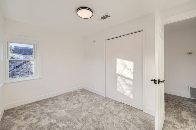 Building Photo - 2 bed/1 bath updated duplex