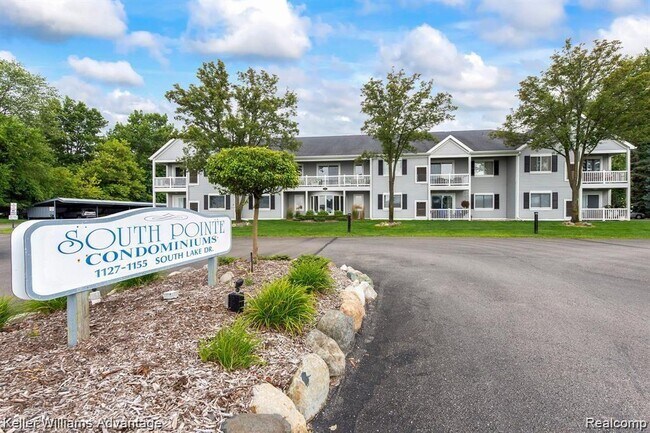 Building Photo - 1127 S Lake Dr
