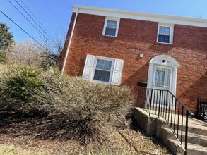 Building Photo - 1133 Center Ln