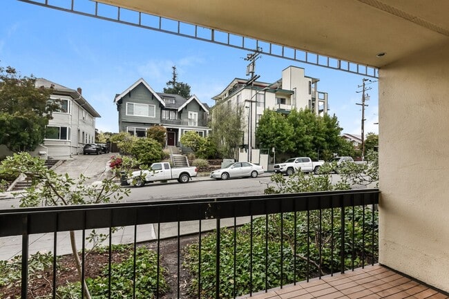 Building Photo - Light And Bright One Bedroom Condo In Oakl...