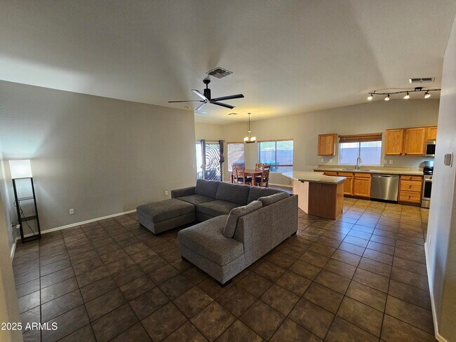 Foto del edificio - 4108 E Chambers St