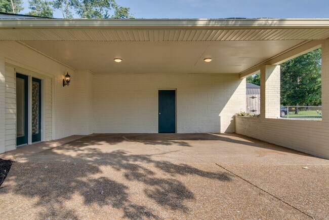 Building Photo - 123 Greenlawn Dr
