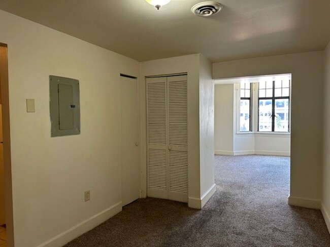 Building Photo - 2nd Floor 1 Bed 1 Bath Apt Located On 2nd ...