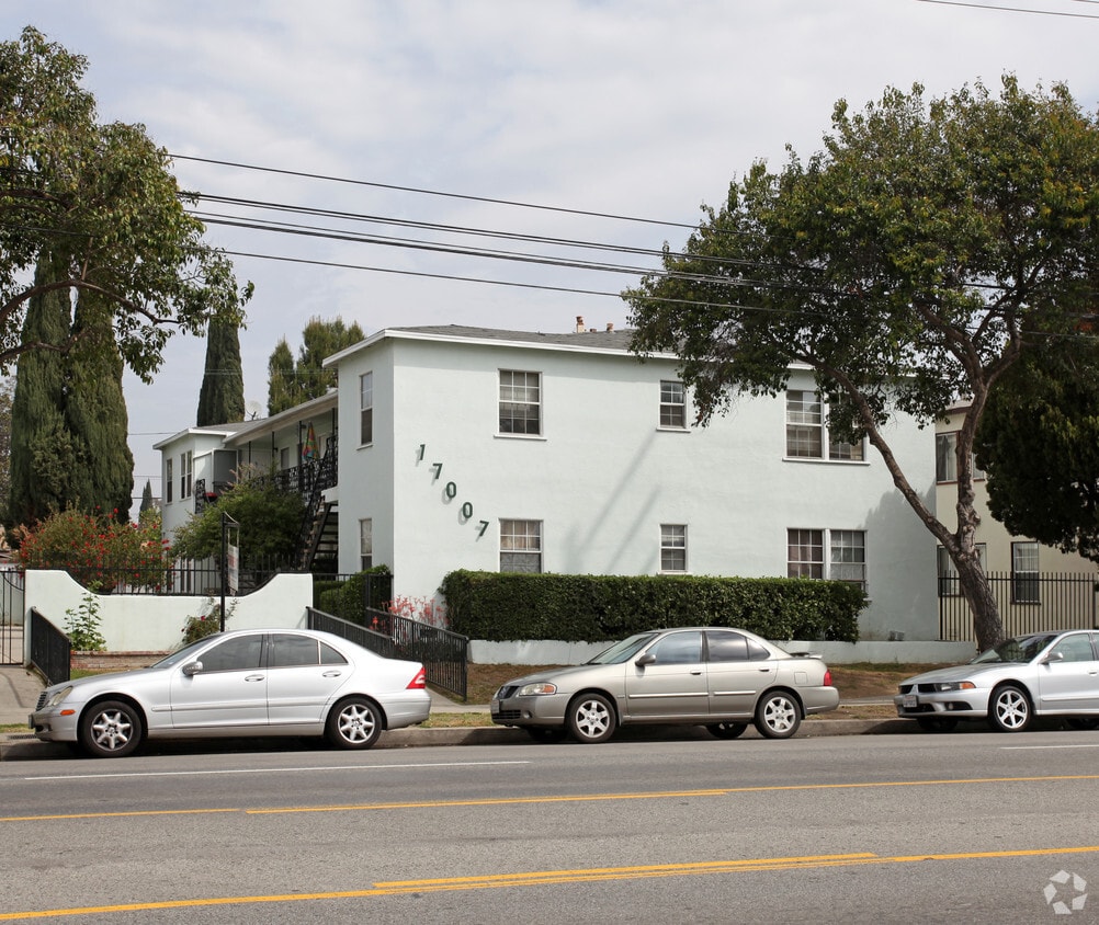 Primary Photo - 17007-17013 Vanowen St