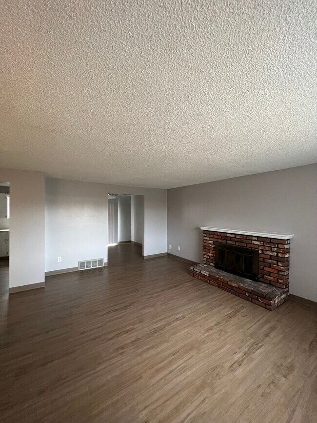 Building Photo - North Spokane Remodeled Gem!! Available Mi...