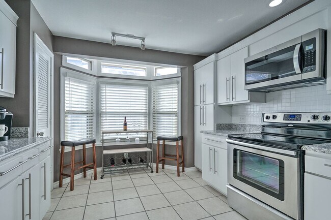 Building Photo - Beautiful 2+ Bedroom, 4 Level Townhome Wit...