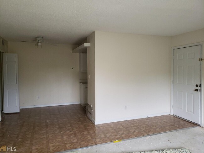 Building Photo - 1409 Camelot Dr