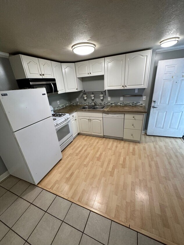 Primary Photo - Canyon Apartments