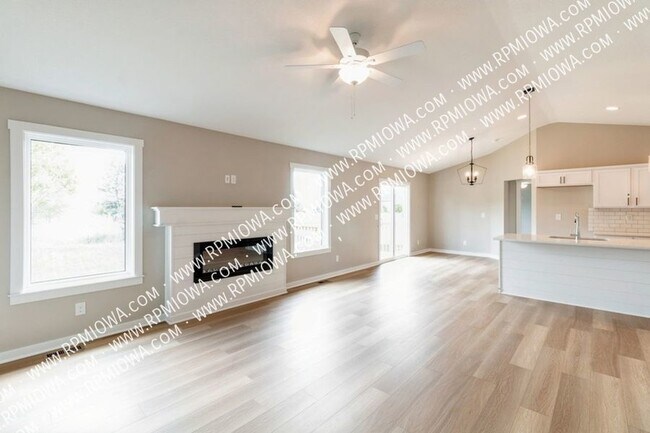 Building Photo - PRIVATE BACKYARD!! 4 Bedroom, 3 Bath Home ...