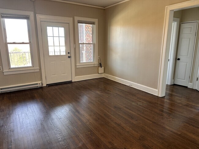 Foto del edificio - 232 W McLelland Ave