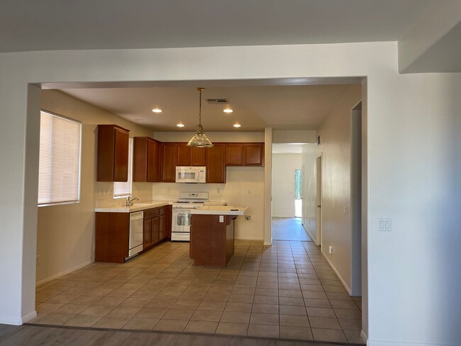 Building Photo - Hesperia- 3 Bedrooms, 2 bathrooms, New pai...