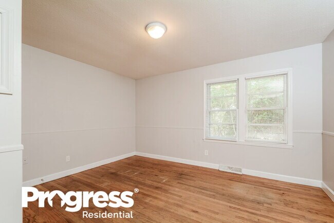 Building Photo - 110 E Crestview Dr